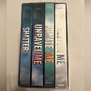 LIKE NEW Shatter Me Series Box Set: Books 1-4 Paperback by Tahereh Mafi